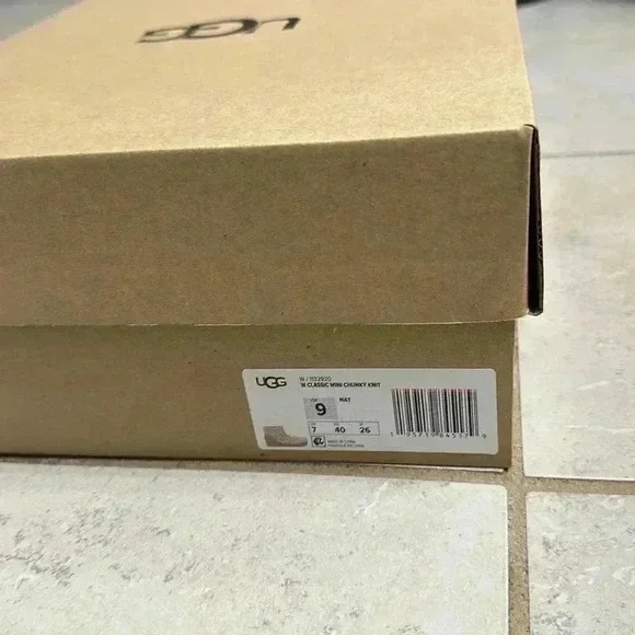 Size 9 Ugg Natural Beige Classic Mini Chunky Knit Boots - Picture 12 of 14